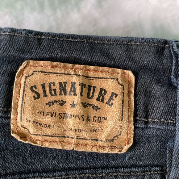Signature Levi boot cut jeans. Size 8 - Picture 2 of 4
